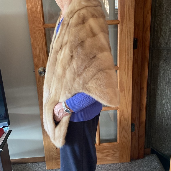 Avenue Montaigne Women’s O/S Mink Fur Stole With Satin Lining Color Autumn Haze - Picture 4 of 12